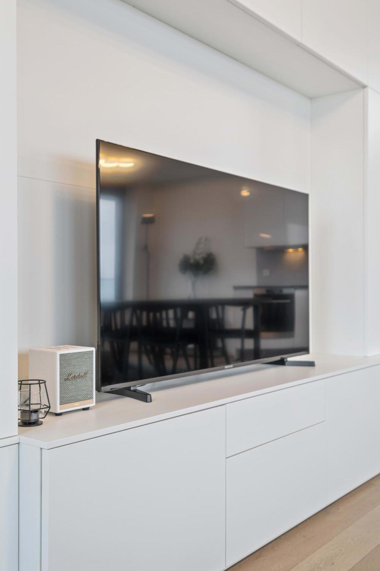 Modern 2BR Apartment with Pool & City Views Люксембург Екстериор снимка